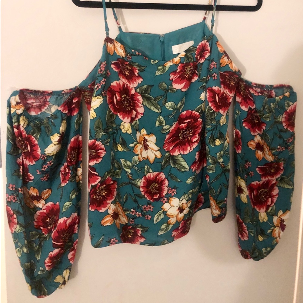 Off the shoulders, long sleeve FLOWY crop 🌺🌸🌼